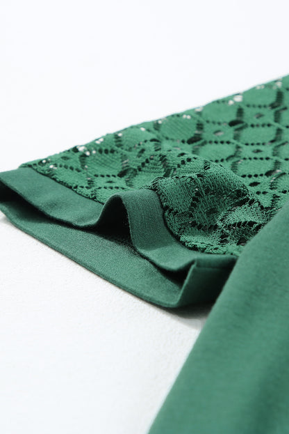 Zwartachtig groen T-shirt met contrasterende kanten raglanmouwen en gefelst detail