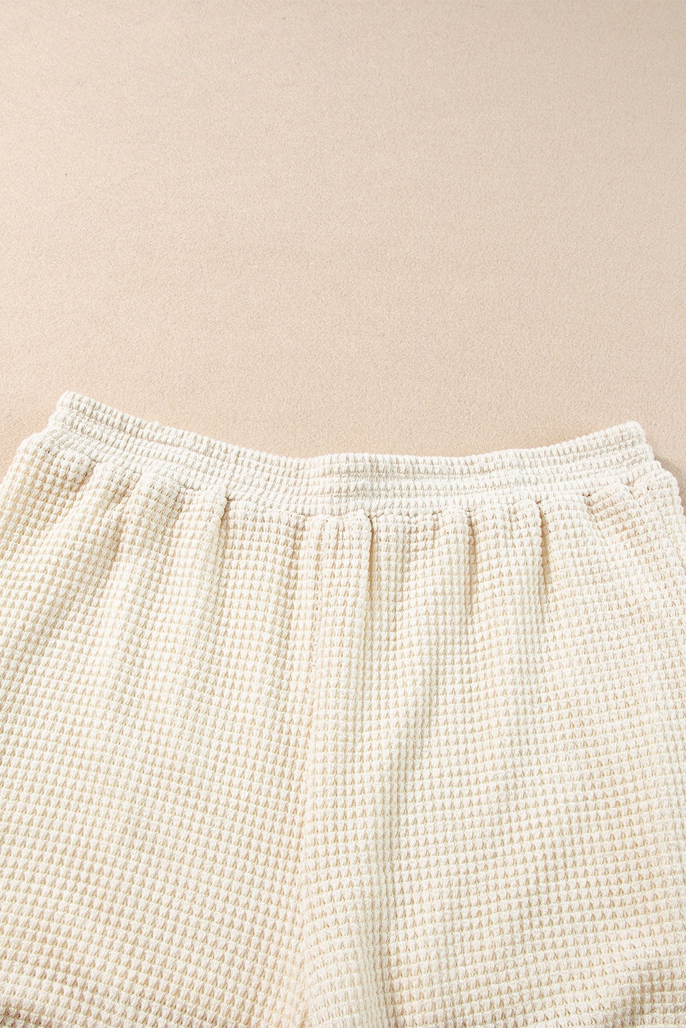 Beige korte tweedelige set met franjes en getextureerde rand