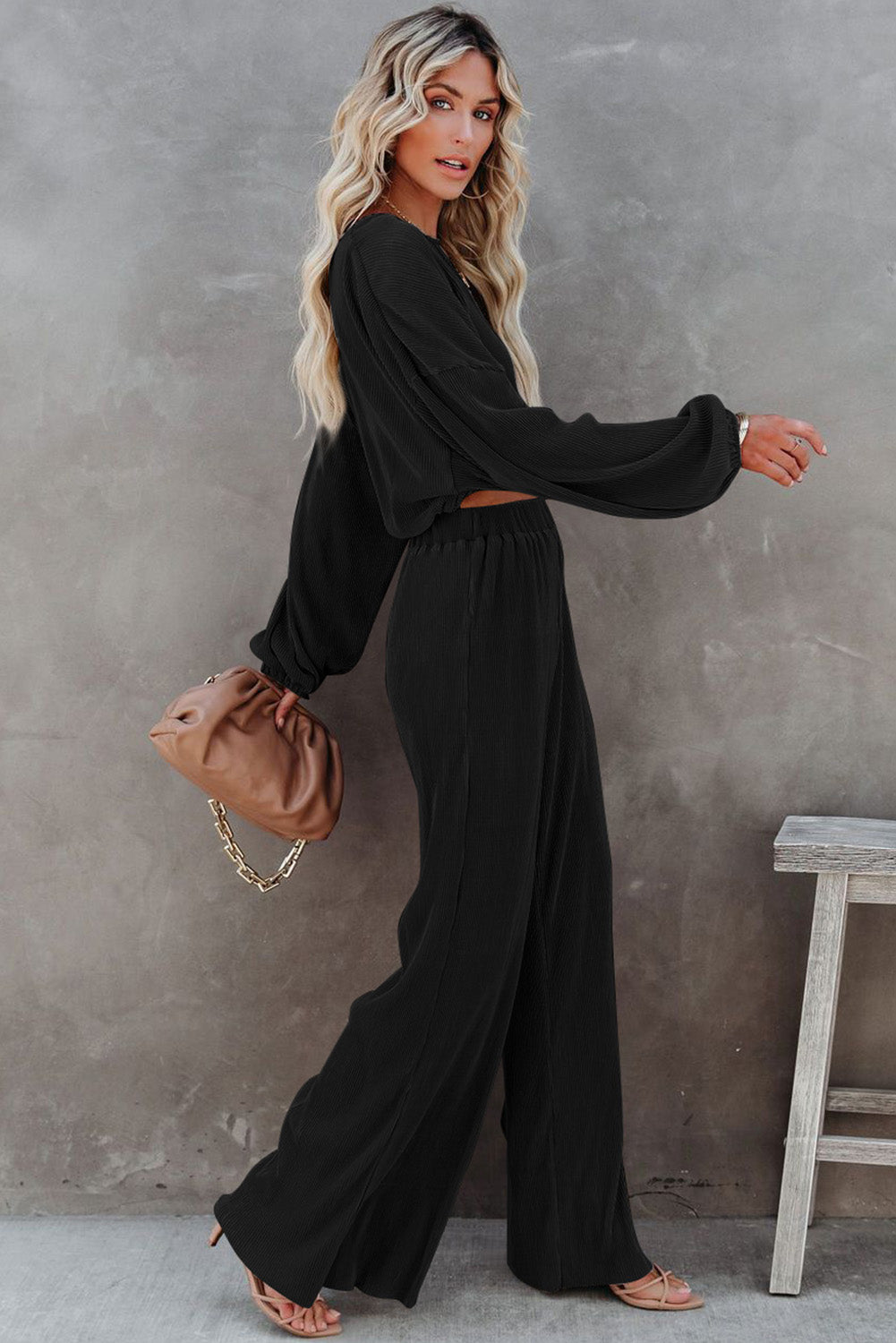 Zwarte cropped trui met koord en broek met wijde pijpen