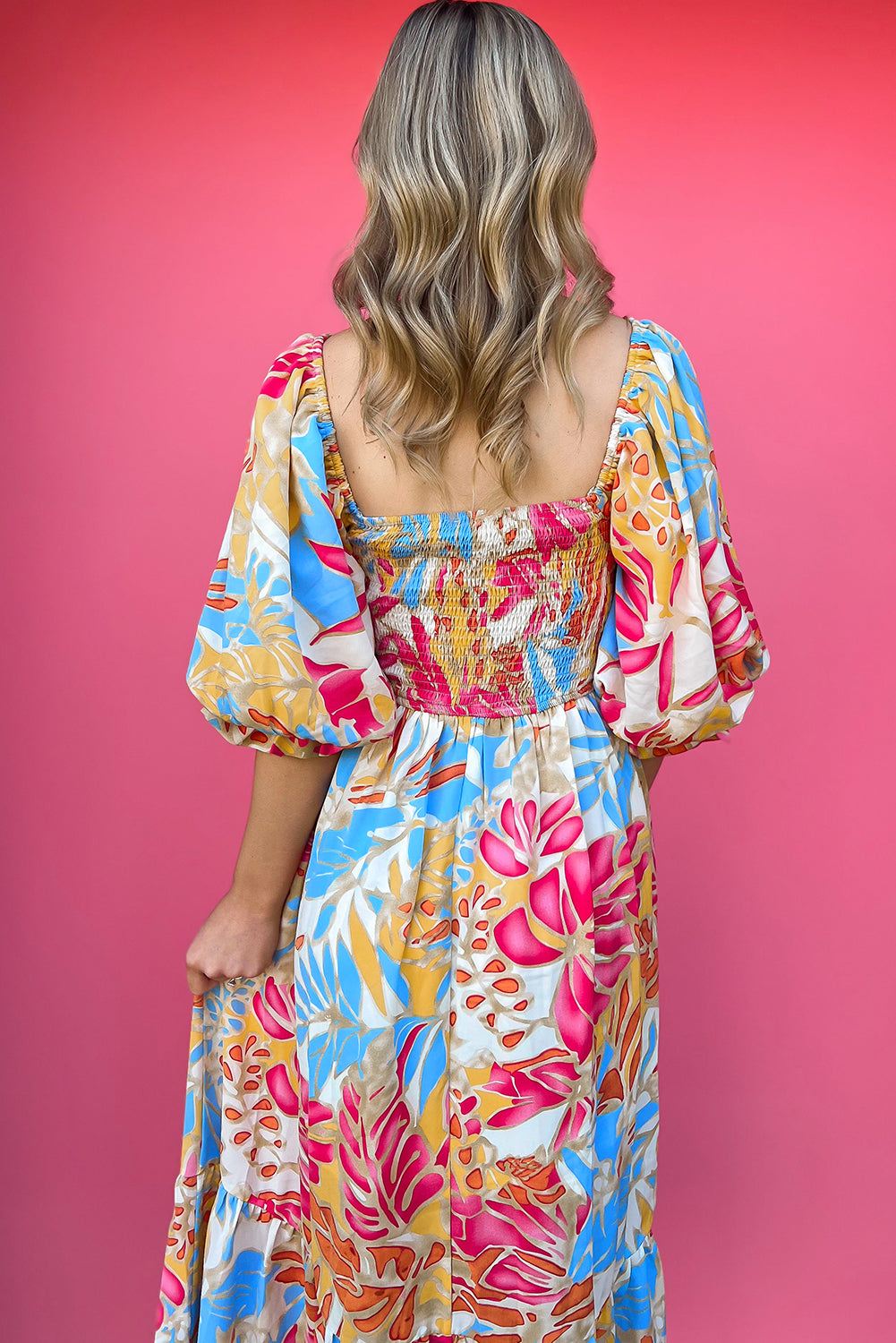 Rozerode maxi-jurk met gesmokt lijfje en pofmouwen met tropische print