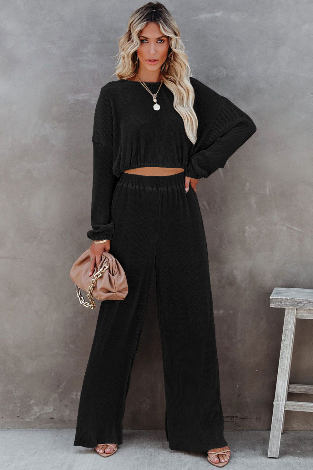 Zwarte cropped trui met koord en broek met wijde pijpen
