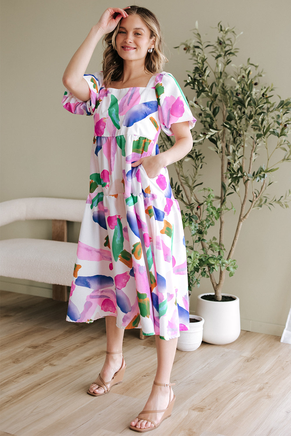 Paarse midi-jurk met gesmokte achterkant en pofmouwen met abstracte print
