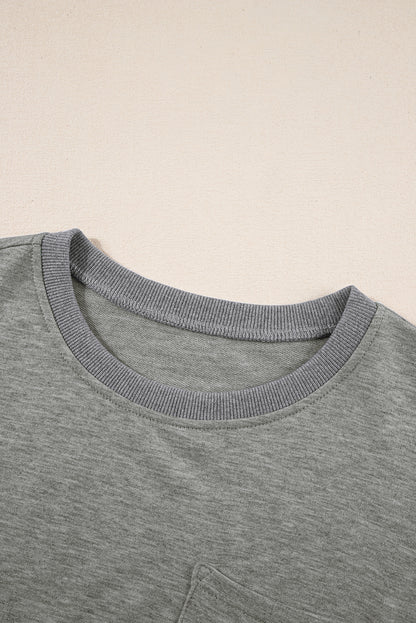 Lichtgrijs los T-shirt met zichtbare naad en borstzak