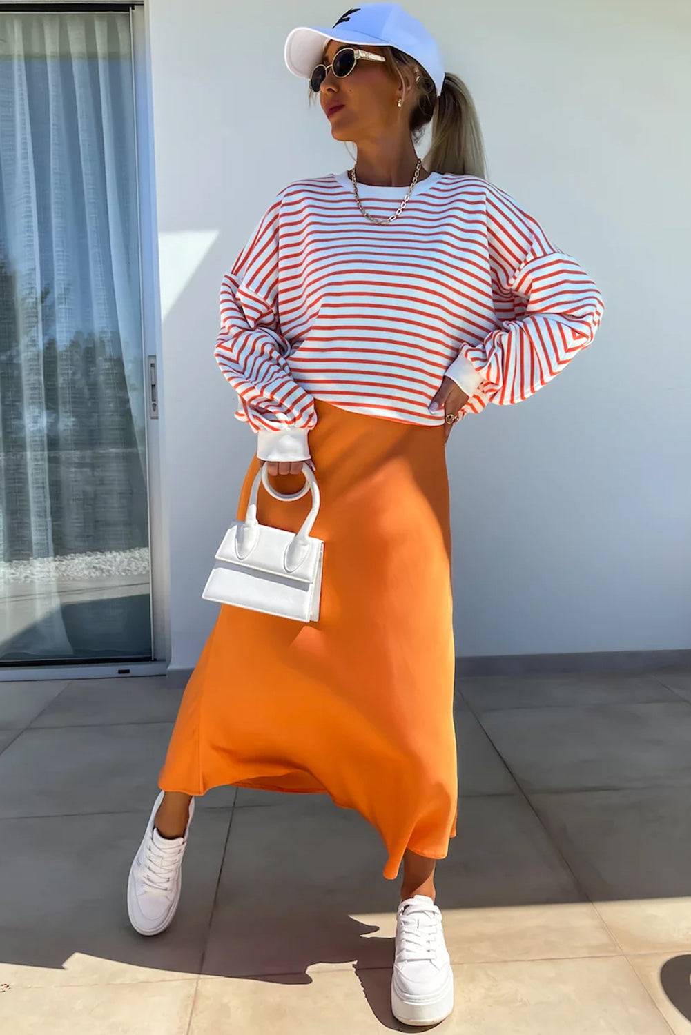 Oranje gestreept los sweatshirt met lage schouder en ronde hals