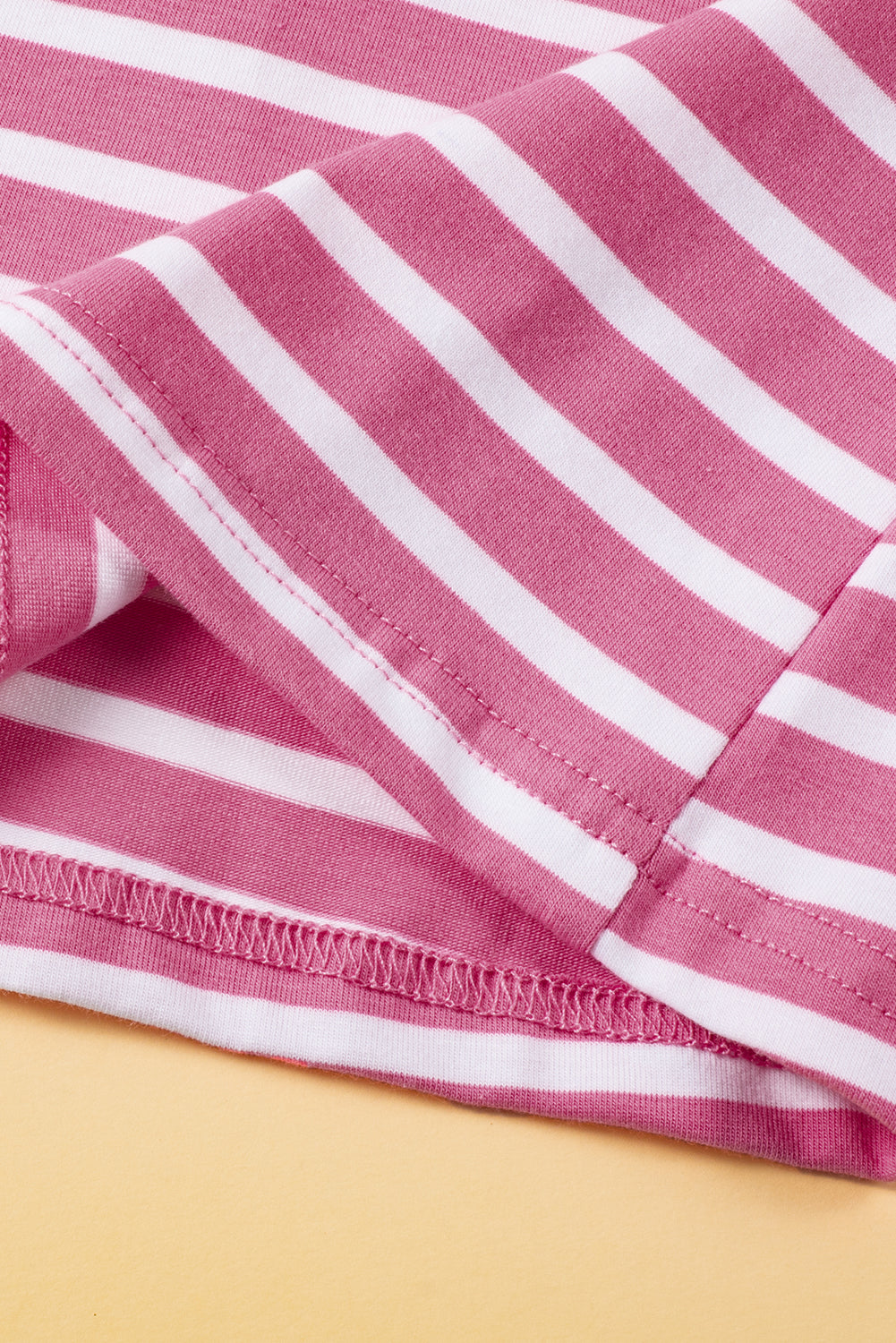 Roze gestreept T-shirt met V-hals, uitgeholde knoop en vlindermouwen