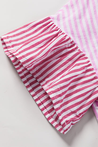 Roze gestreept gestreept overhemd met ruches aan de zoom en knoopsluiting