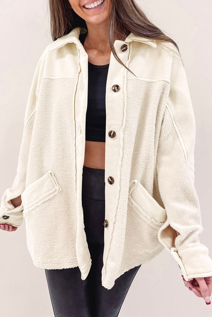 Beige gestikte zak met knoopsluiting en onafgewerkte zoom