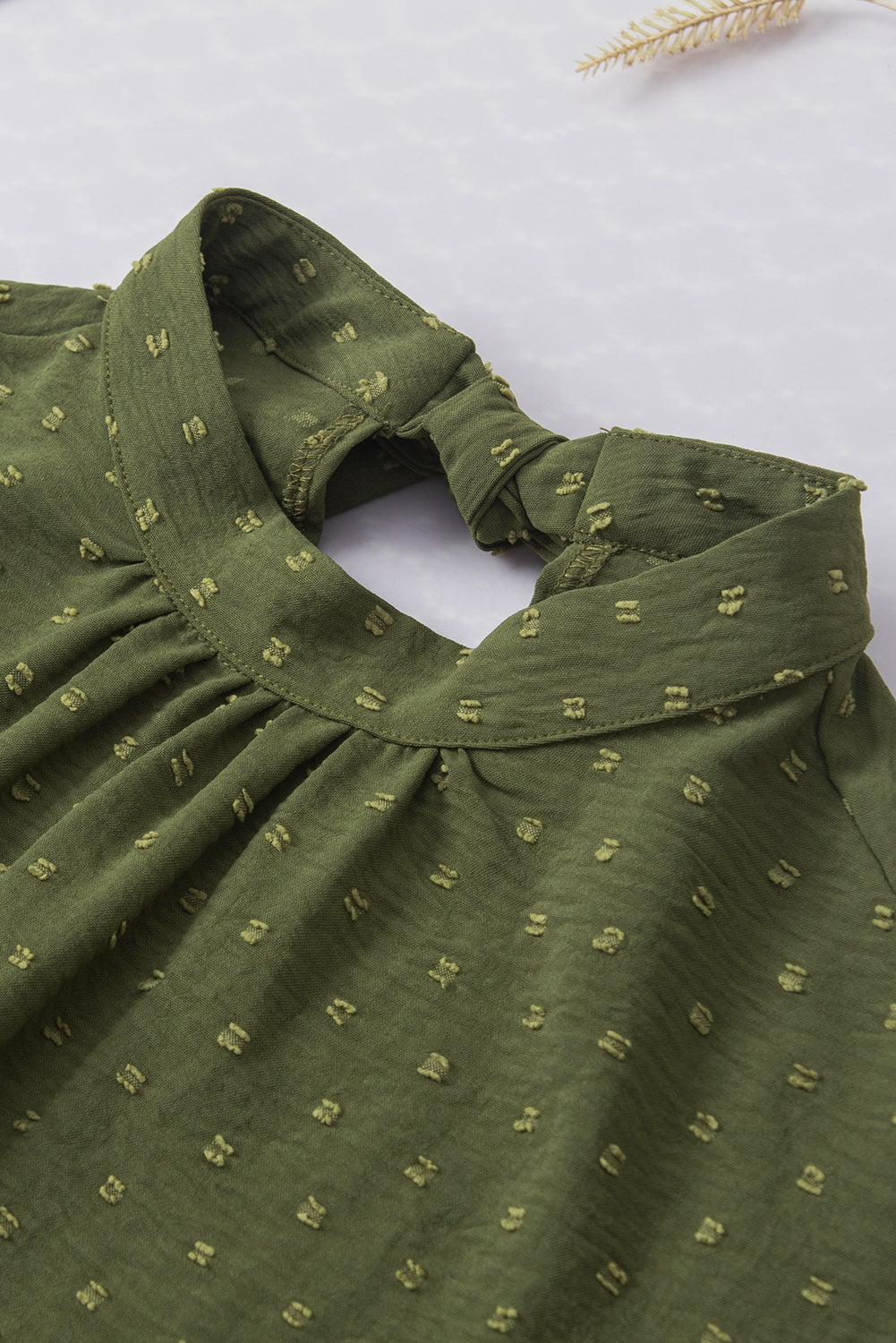 Mistgroene blouse met Zwitserse stippen en vleermuismouwen