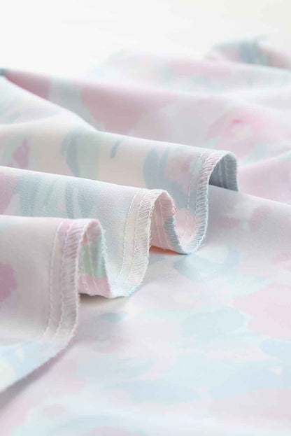 Vurige rode bloemenprint gegolfde blouse met korte mouwen en V-hals