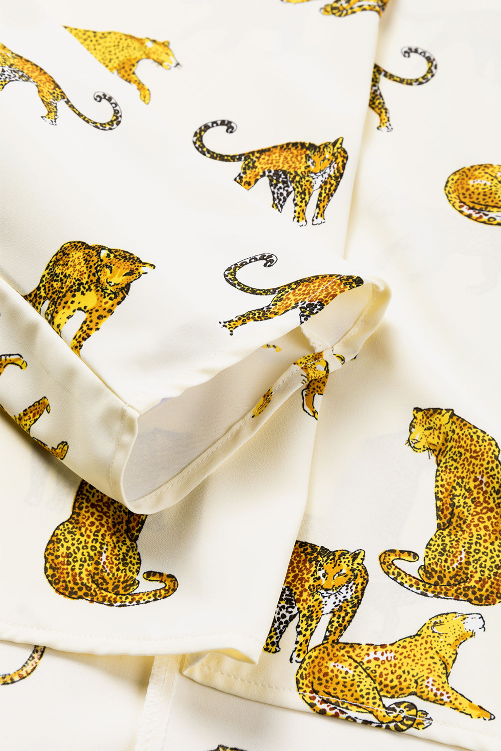 Losvallende blouse met V-hals en abrikozenprint met luipaardprint en tabmouwen