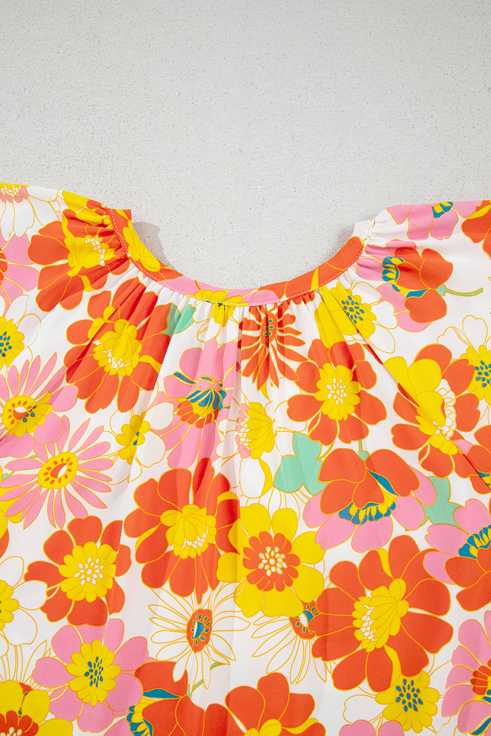 Oranje blouse met abstracte print en V-hals en halve mouw