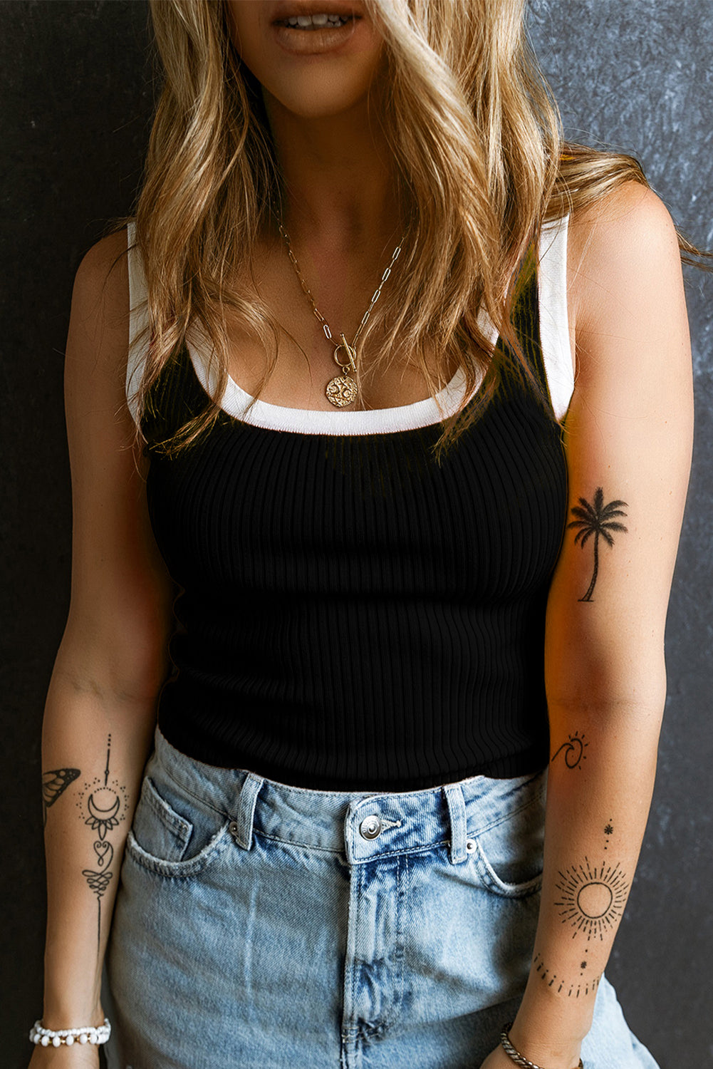 Zwarte geribbelde tanktop met U-hals en geribde rand met zwarte colorblock-rand