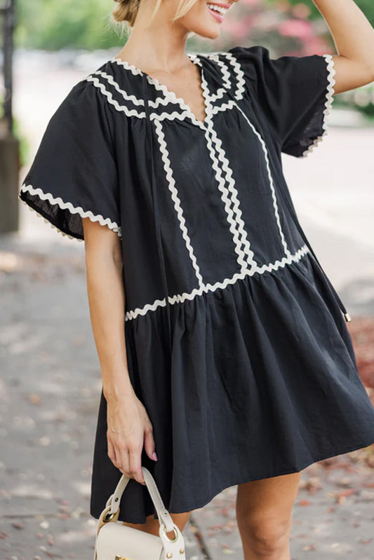 Zwart contrast ricrac trim korte mouw v nek losse mini -jurk