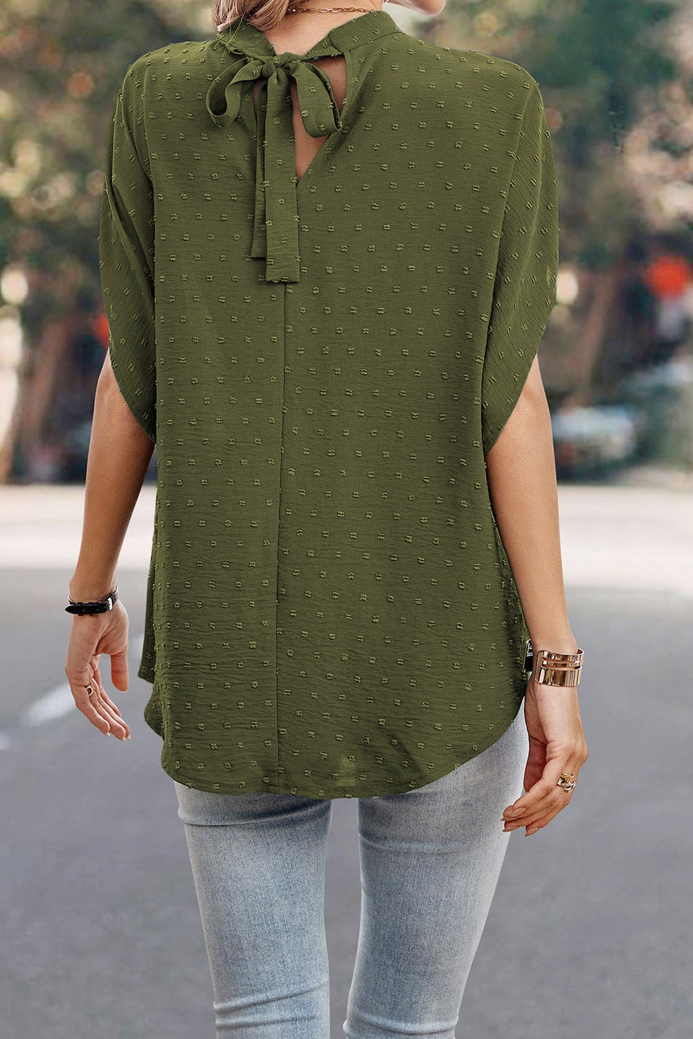 Mistgroene blouse met Zwitserse stippen en vleermuismouwen