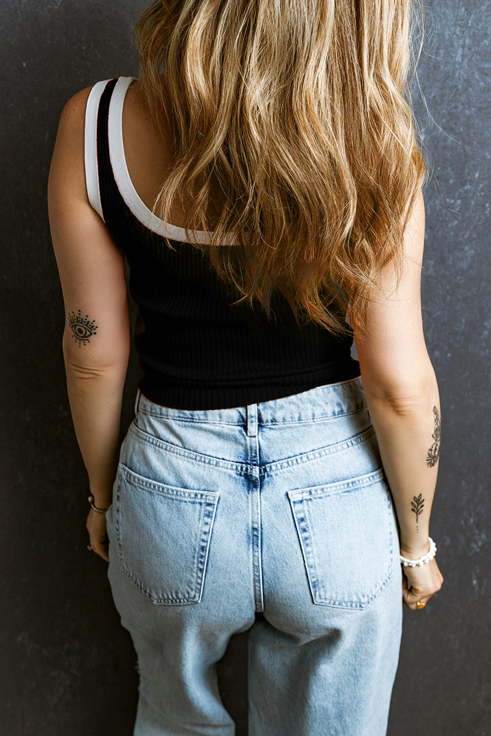 Zwarte geribbelde tanktop met U-hals en geribde rand met zwarte colorblock-rand
