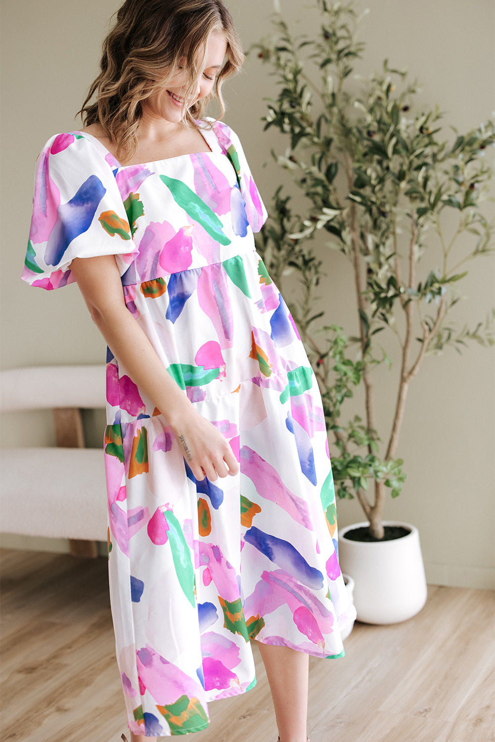 Paarse midi-jurk met gesmokte achterkant en pofmouwen met abstracte print