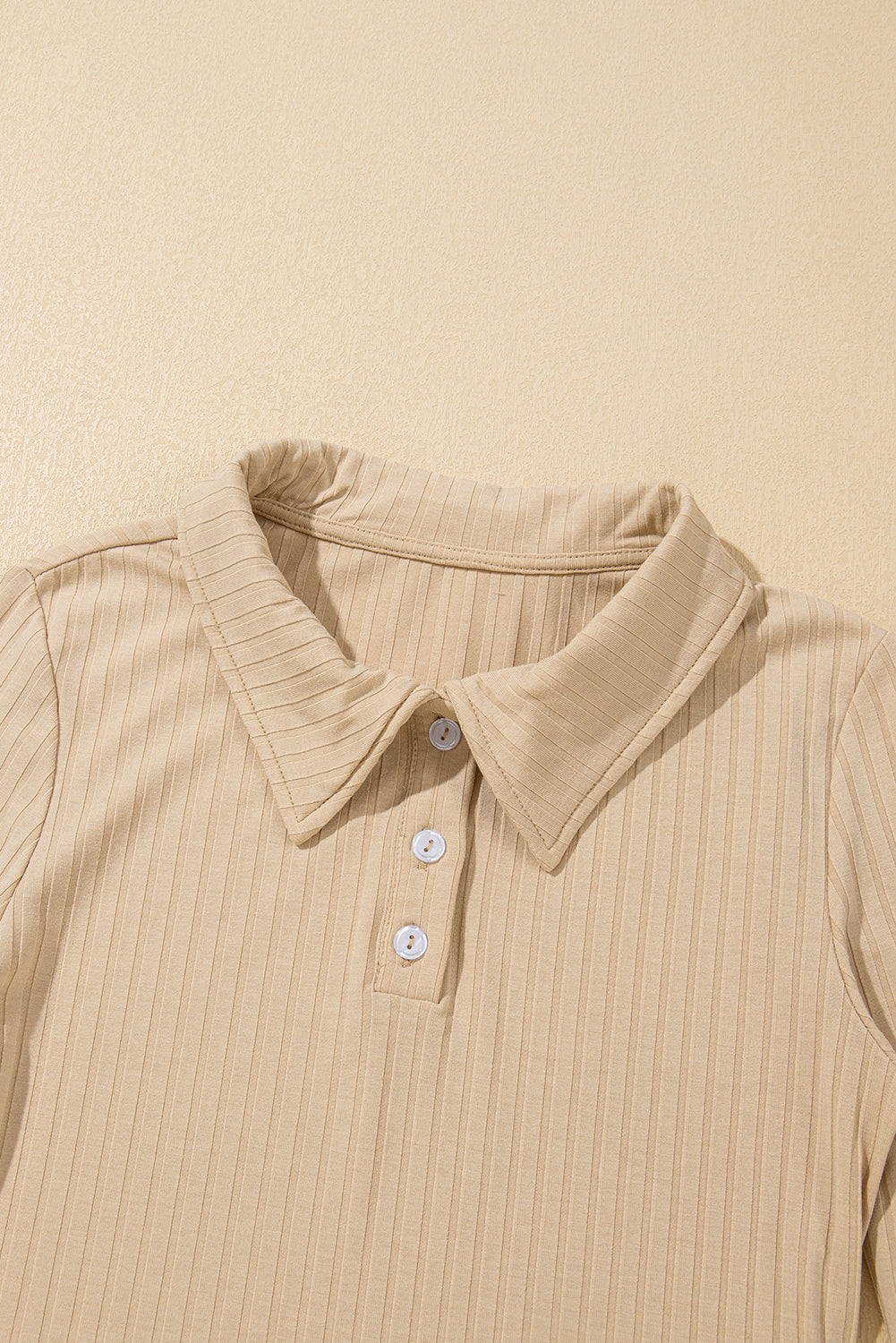 Beige geribbelde kraag met knopen met lange mouwen slanke bovenste top