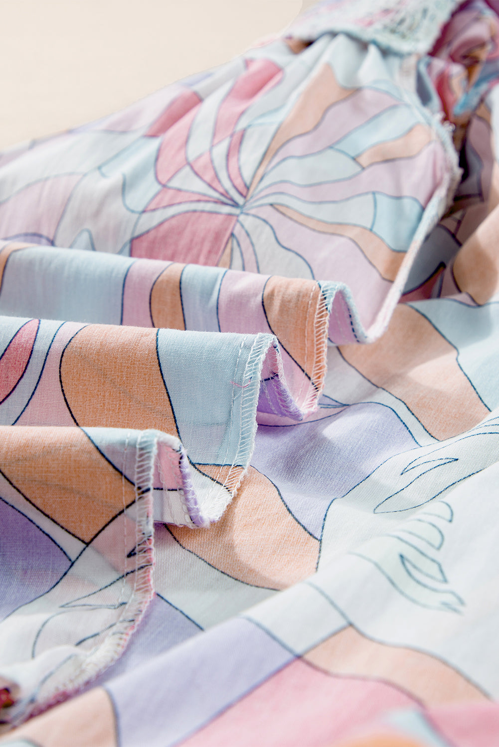 Roze blouse met abstracte print en bubbelmouwen en kieldetail