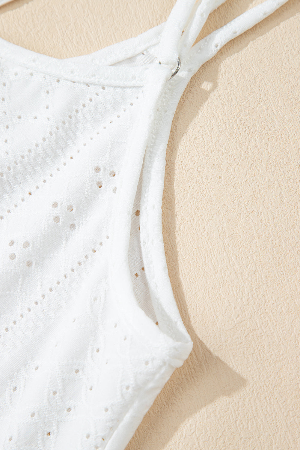 Witte tanktop met ronde hals en oogjes met bandjes