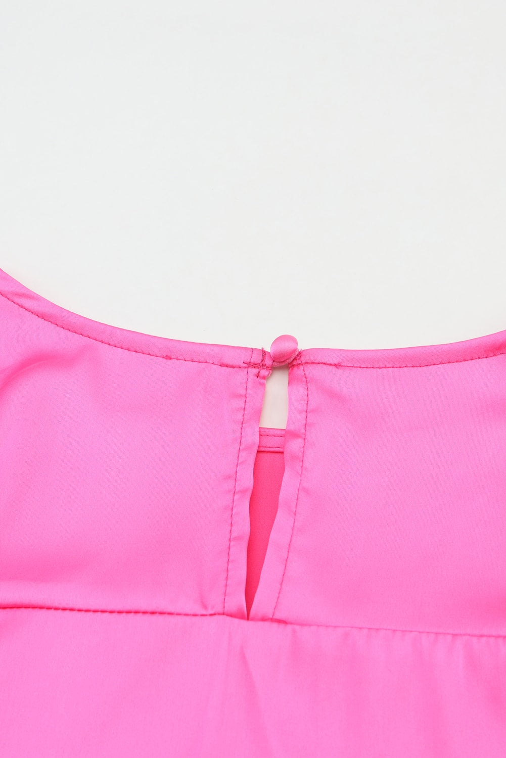 Roze satijnen blouse met ronde hals en lange mouwen