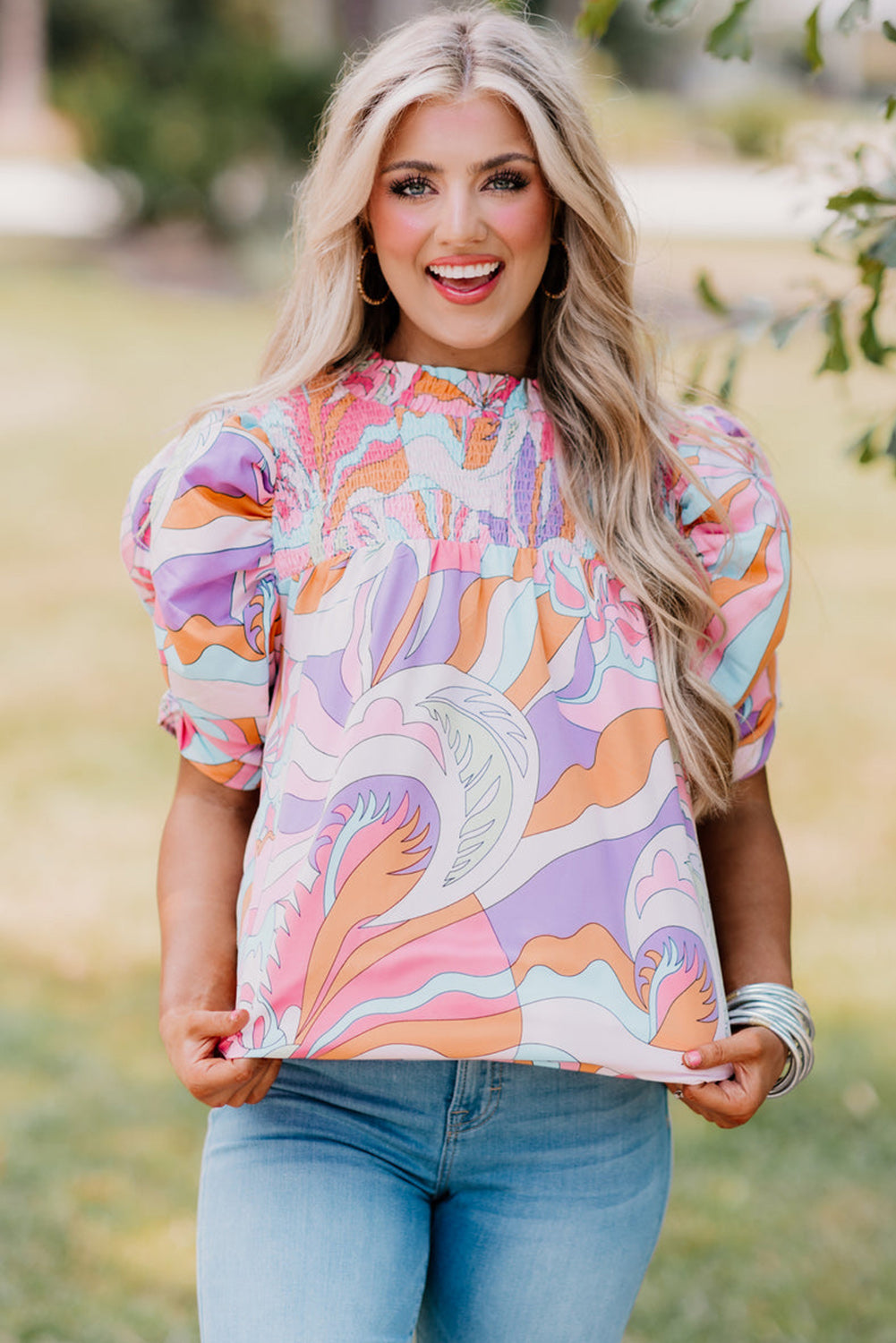 Roze blouse met abstracte print en bubbelmouwen en kieldetail