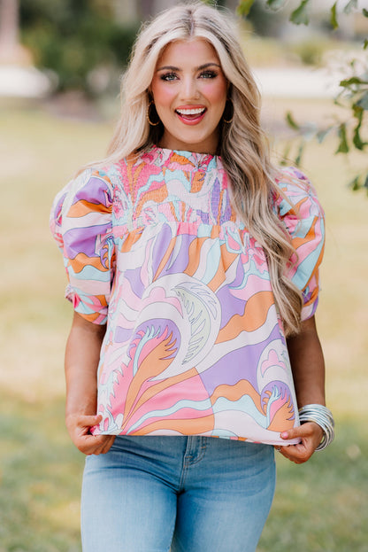 Roze blouse met abstracte print en bubbelmouwen en kieldetail