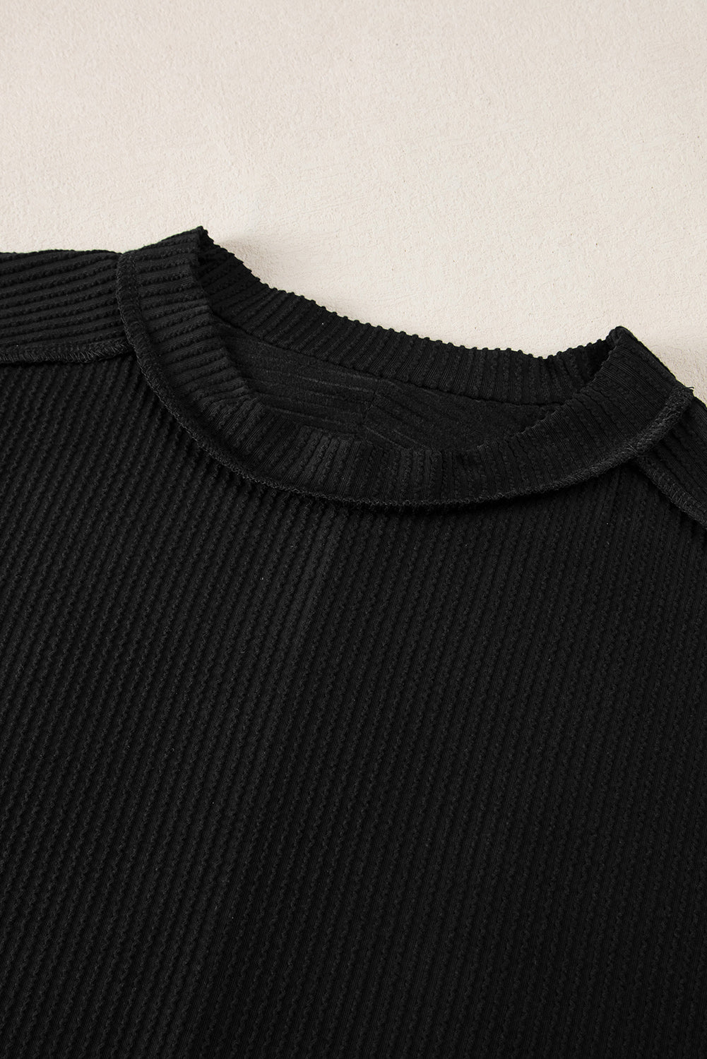 Zwart getextureerd gebreid T-shirt met zichtbare stiksels