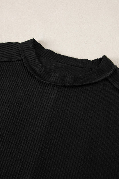 Zwart getextureerd gebreid T-shirt met zichtbare stiksels