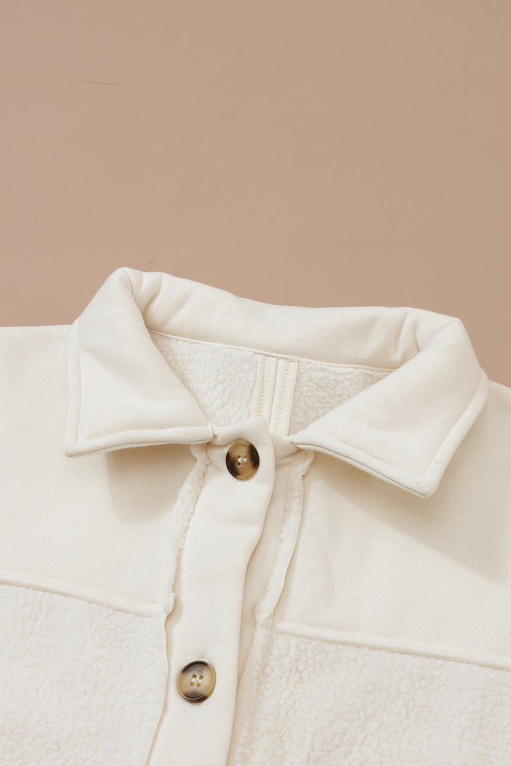 Beige gestikte zak met knoopsluiting en onafgewerkte zoom