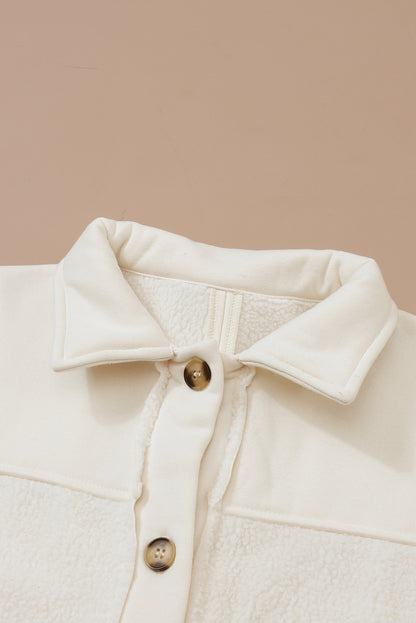 Beige gestikte zak met knoopsluiting en onafgewerkte zoom