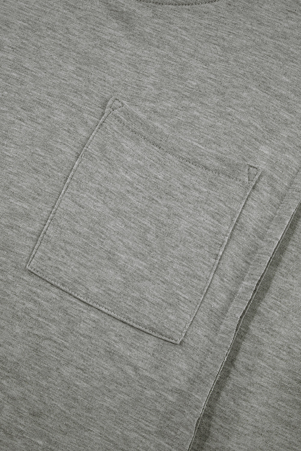 Lichtgrijs los T-shirt met zichtbare naad en borstzak