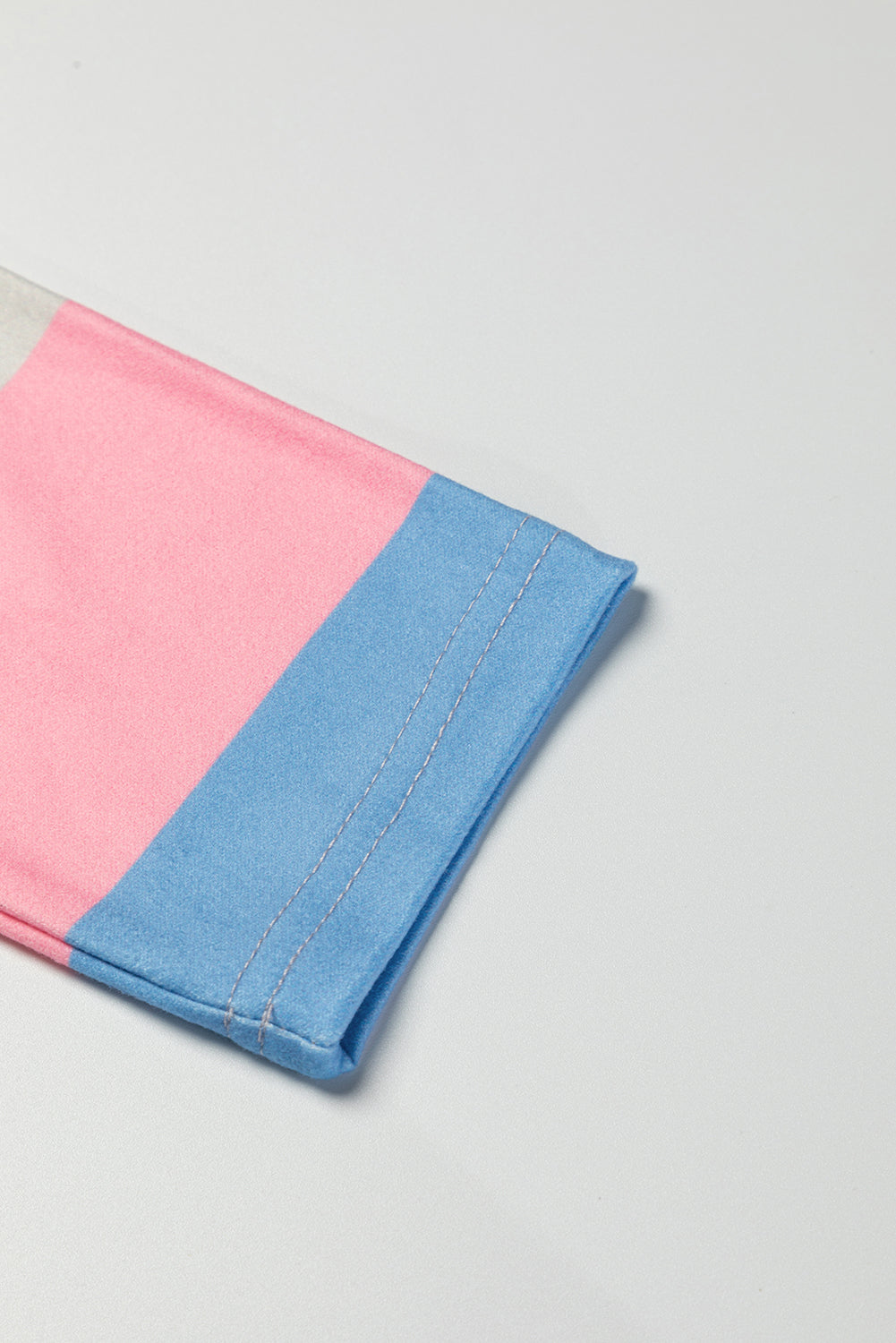 Roze contrasterende gestreepte top met V-hals en lange mouwen
