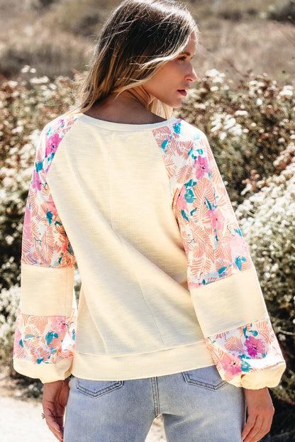 Abrikoos getextureerde bloemen patchwork blouse met ballonmouwen