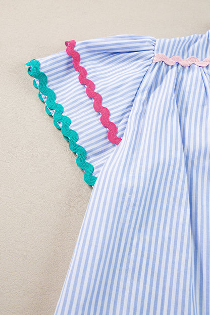 Hemelsblauwe gestreepte Ricrac-afwerking, splithals, gestreepte blouse met ruches aan de mouwen