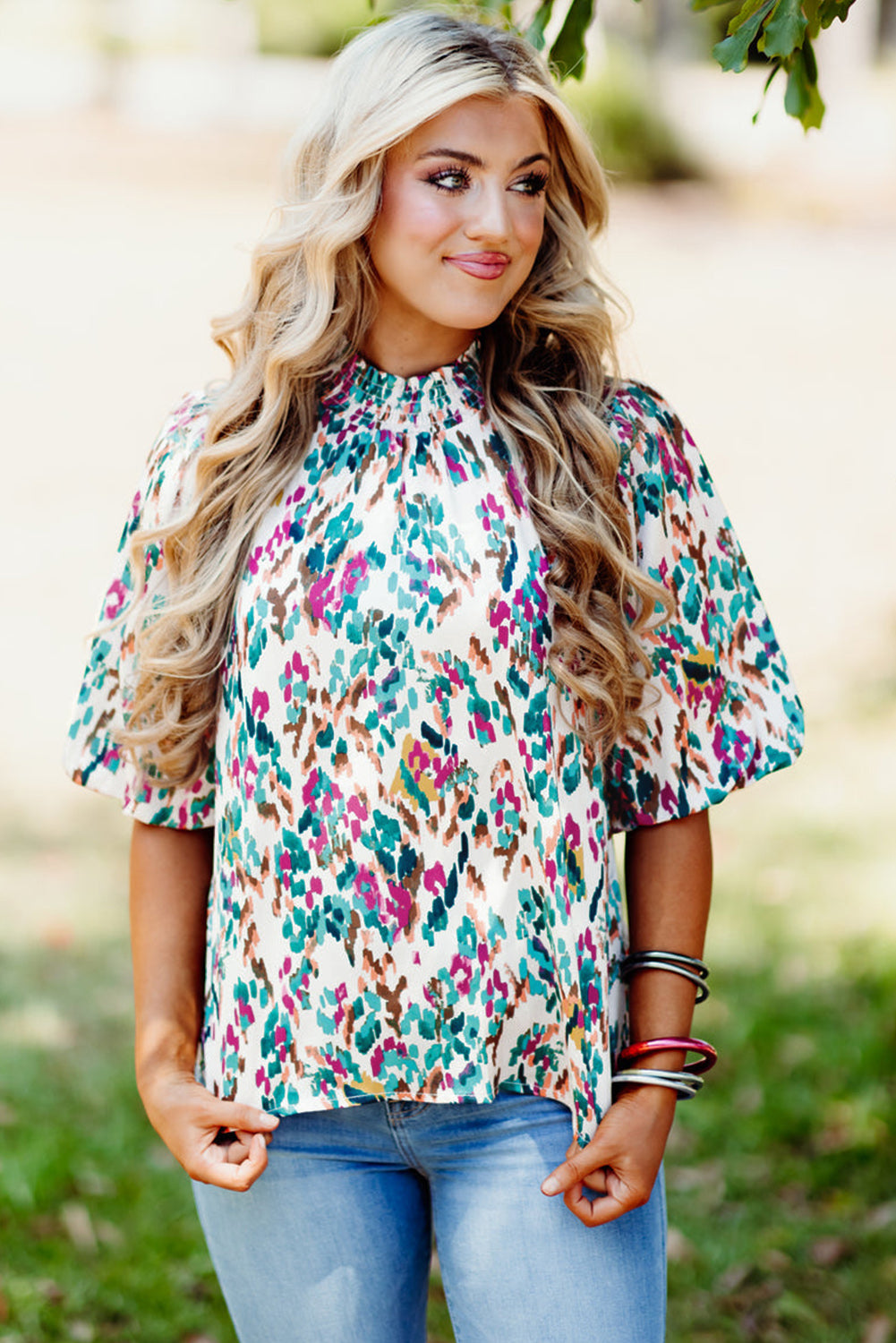 Lichtblauwe blouse met abstracte print en pofmouwen