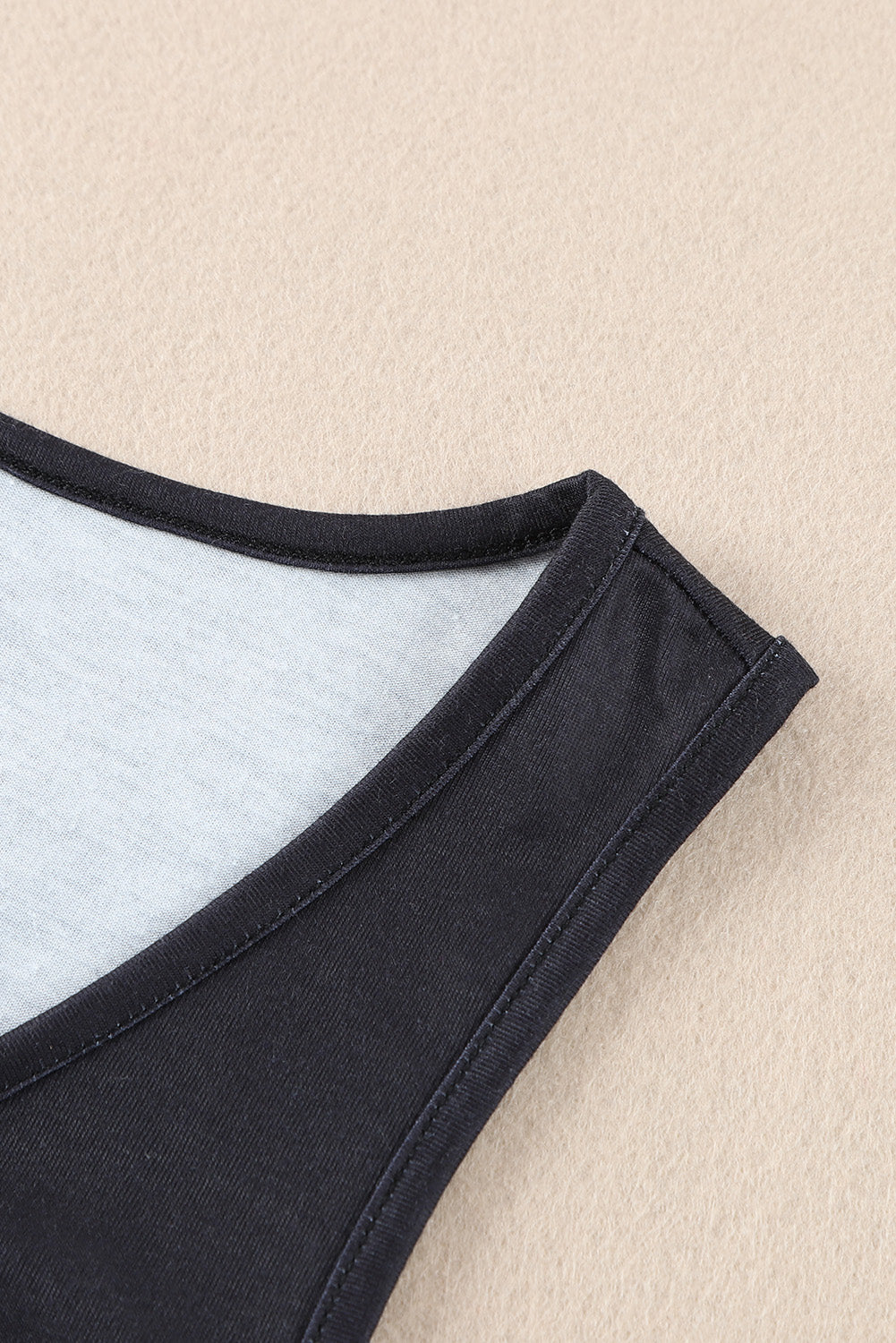 Zwarte tanktop met luipaardmotief en splithals