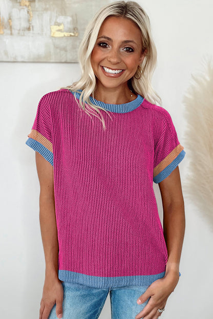 Felroze T-shirt met contrasterende rand en ronde hals