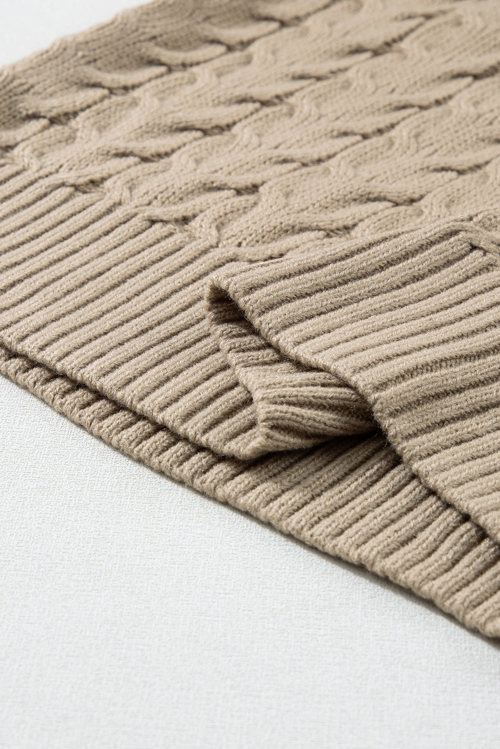 Licht Frans beige kabelgebreide trui met col en vleermuismouwen