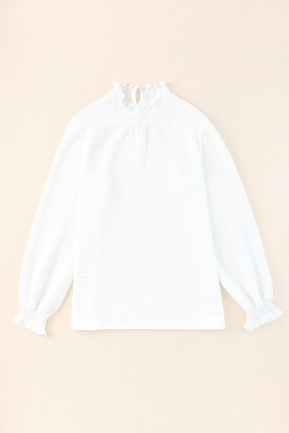 Witte blouse met gesmokte hals en bisschopsmouwen met ruches