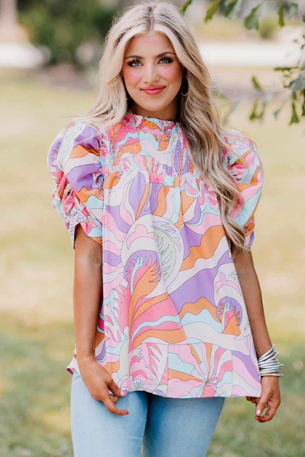 Roze blouse met abstracte print en bubbelmouwen en kieldetail
