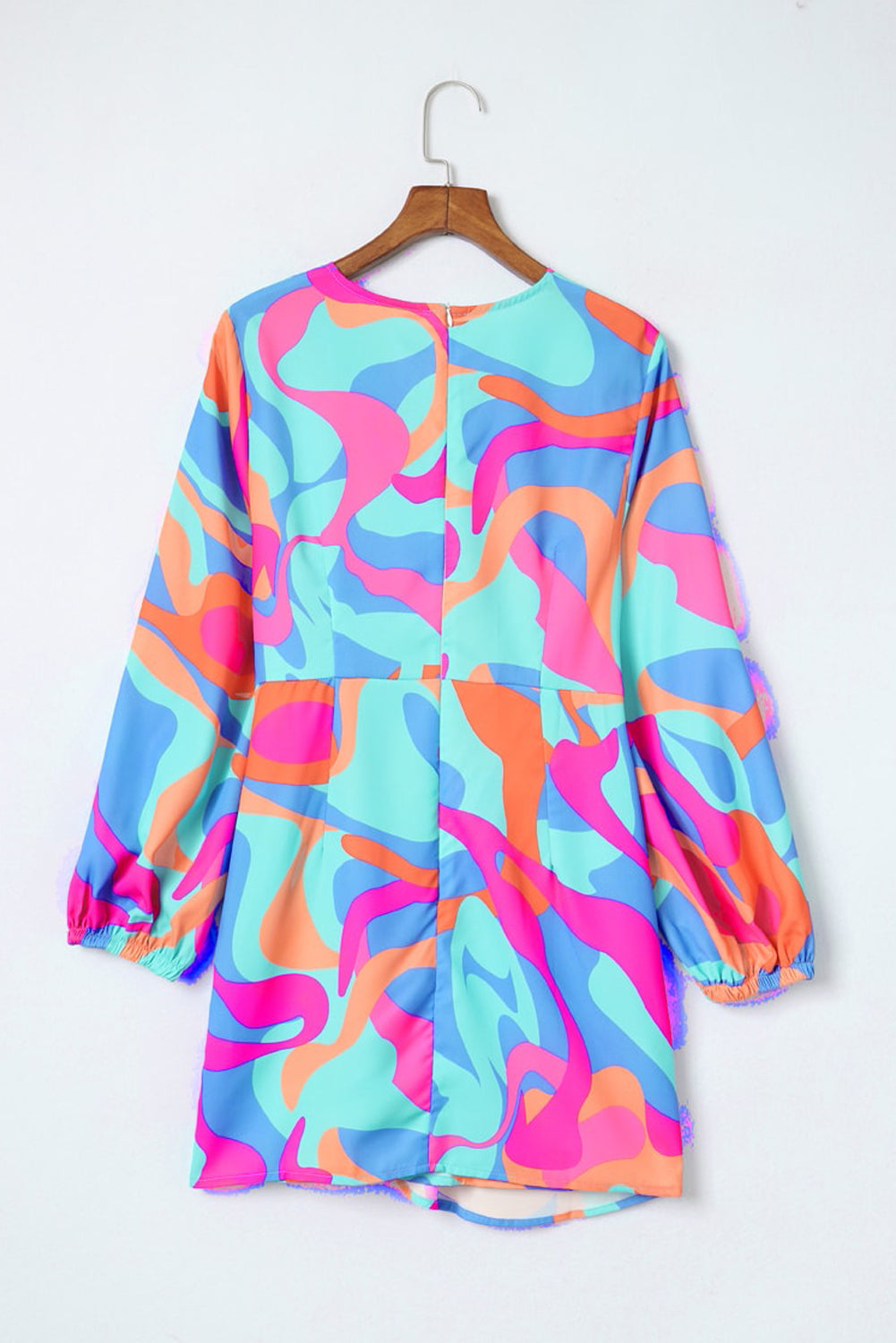 Jurk met veelkleurige abstracte print en V-hals en pofmouwen