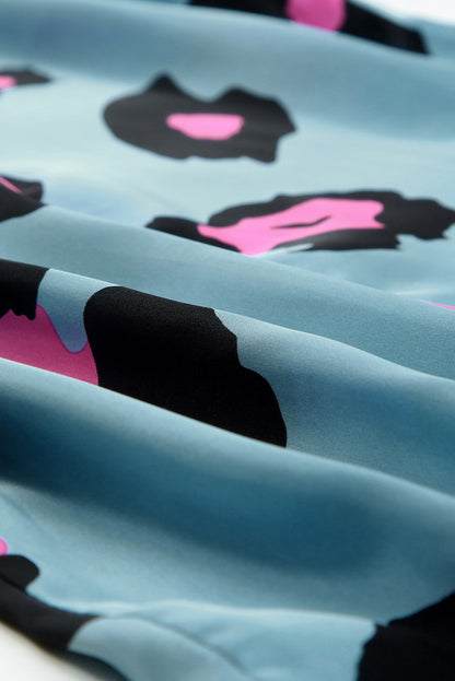 Hemelsblauwe blouse met ruches en luipaardprint met korte mouwen