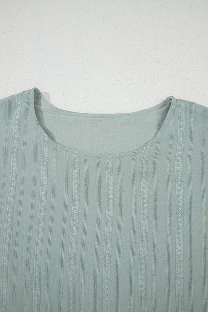 Lauriergroene blouse met ruches aan de zoom en korte mouwen