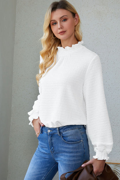 Witte blouse met gesmokte hals en bisschopsmouwen met ruches