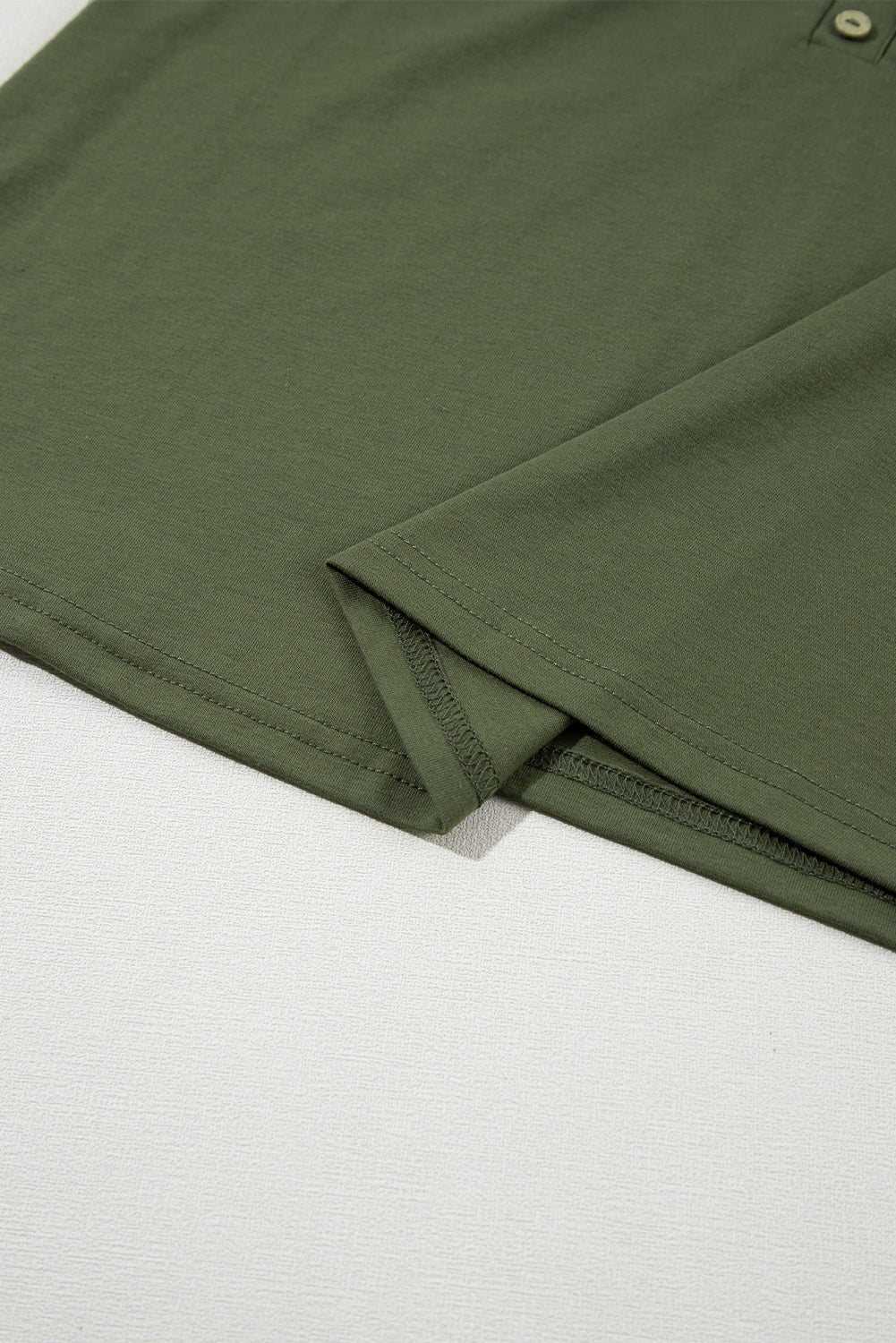 Junglegroene tanktop met opgestikte zak en halve knopen met V-hals