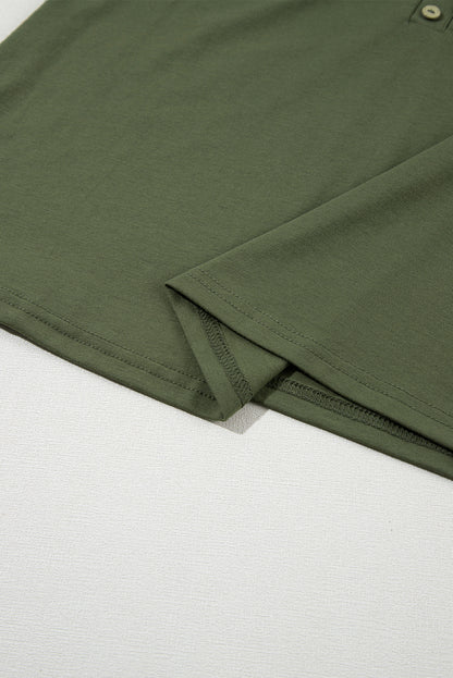 Junglegroene tanktop met opgestikte zak en halve knopen met V-hals