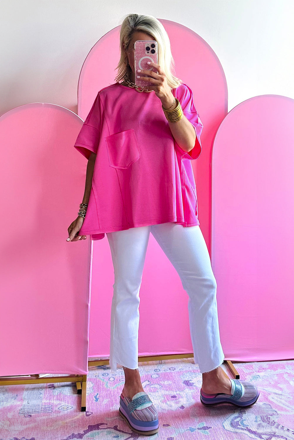 Felroze oversized T-shirt met opgestikte zak en zichtbare naad