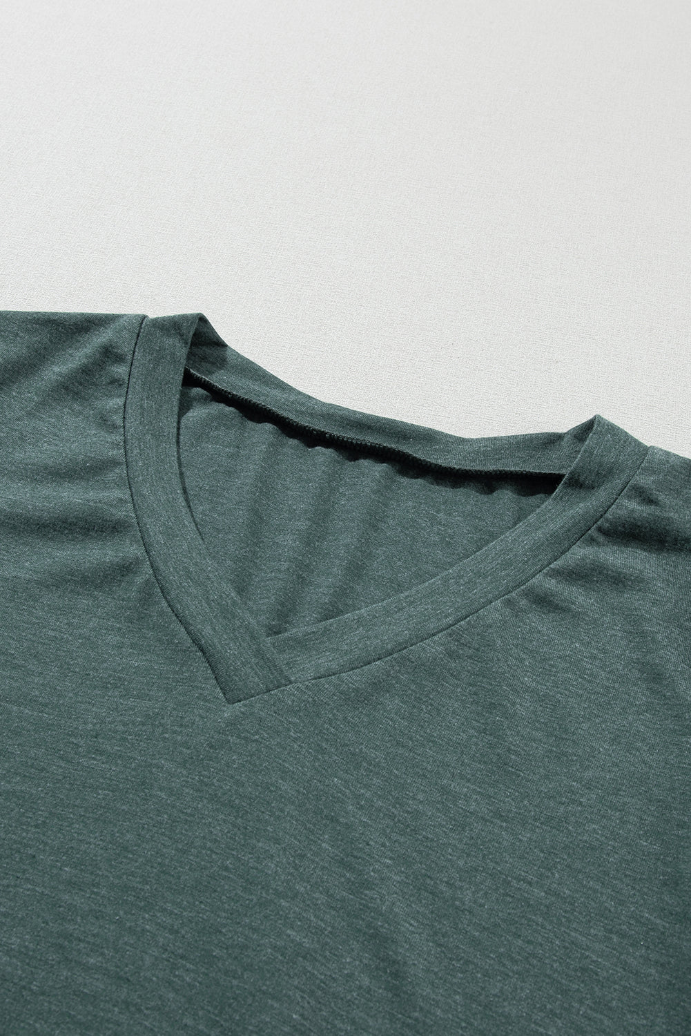 Mistgroen mode T-shirt met V-hals en bloemmouwen