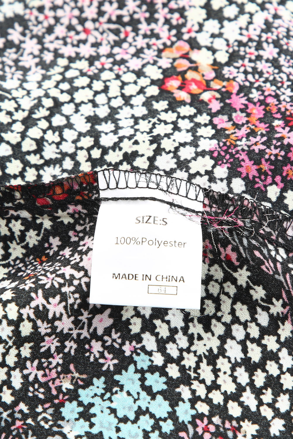 Veelkleurige, levendige, gebloemde blouse met V-hals en pofmouwen