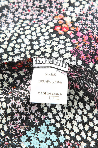 Veelkleurige, levendige, gebloemde blouse met V-hals en pofmouwen